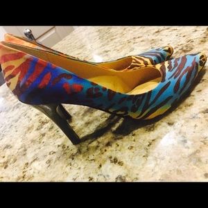 Winter Sale! NEW Multi-colored heels size 7!!